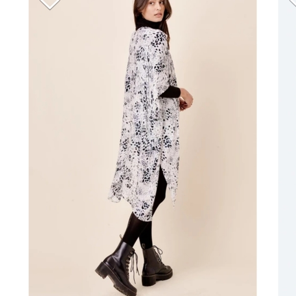 lovestitch Other - LOVESTITCH kimono animal print